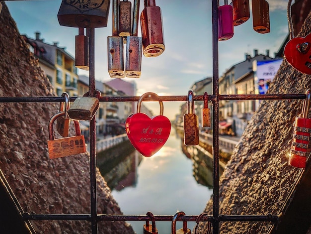 Foto vista di lucchetti appesi alla ringhiera