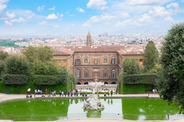 イタリア、フィレンツェの庭園とスカイラインのあるピティ宮殿の眺め