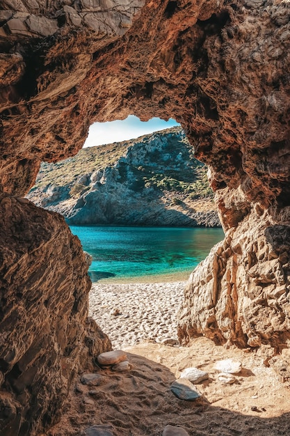 Foto vista della spiaggia paradisiaca sulla costa egea della grecia grotta nel mare