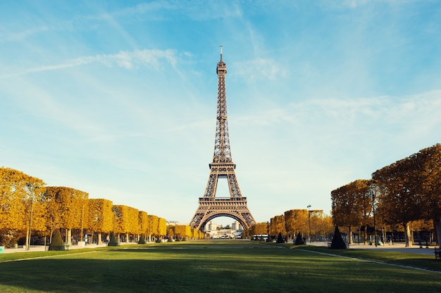 フランス、パリで秋の雲と青い空とパリとエッフェル塔を表示します。