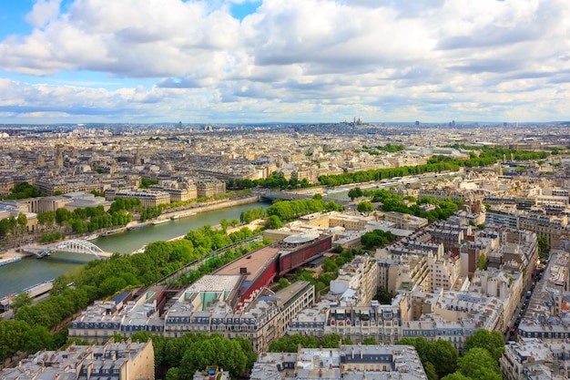 Вид на парижскую реку Сену с Эйфелевой башни