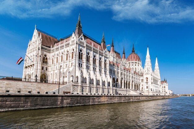 Photo view of parliament building in the city of budapest on the danube river