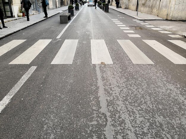 Foto la vista delle persone in città