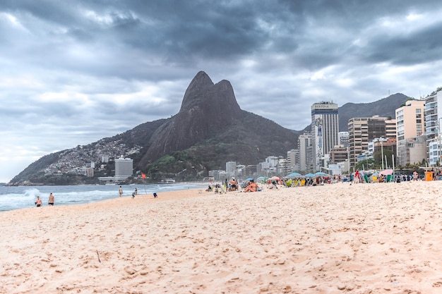 Photo view of people on leblon beach