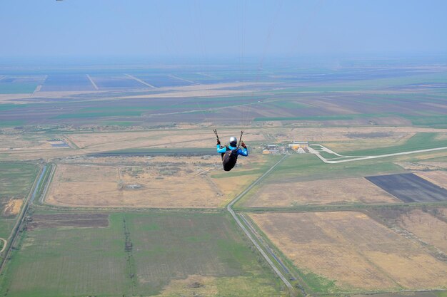 Foto veduta di una persona in parapendio in aria