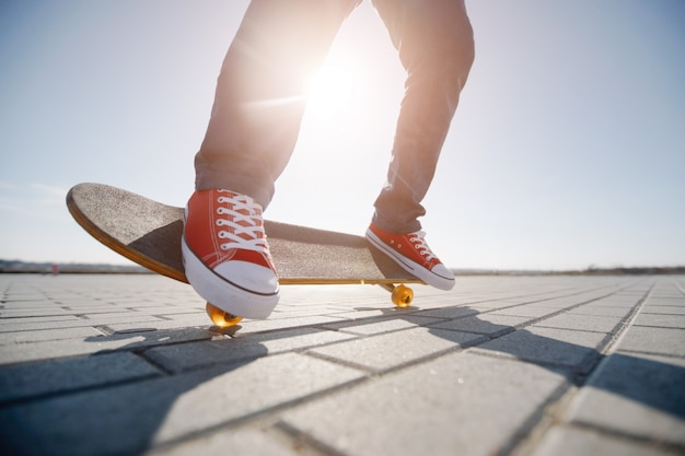 Vista di una persona che cavalca il suo skate indossando abiti casual