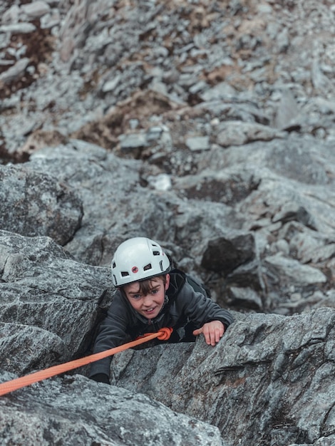 Photo view of person on rock