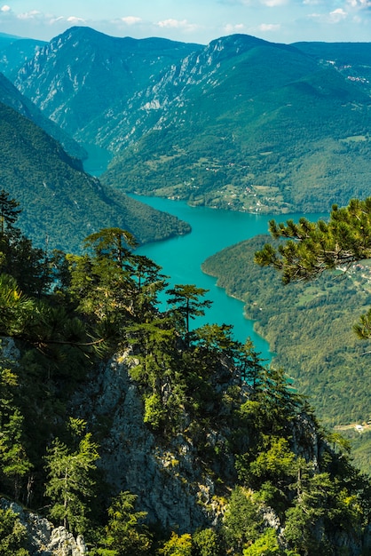 Perucac 호수와 세르비아의 Tara 산에서 Drina 강에서보기