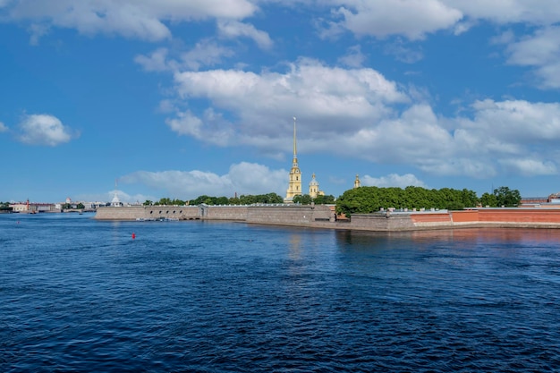 Вид на Петропавловскую крепость и реку Неву в Санкт-Петербурге.