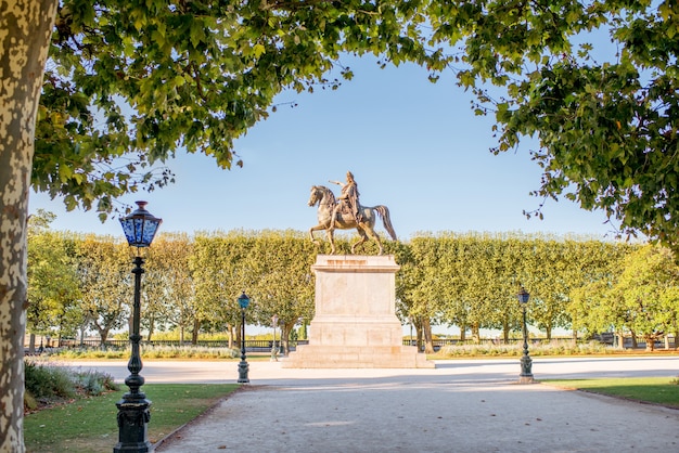 南フランスのモンペリエ市の朝の光の中で美しい木々とルイ像のあるペイロウ庭園の景色