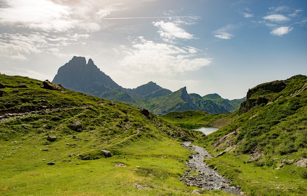 Foto vista del pic du midi d'ossau nei pirenei francesi