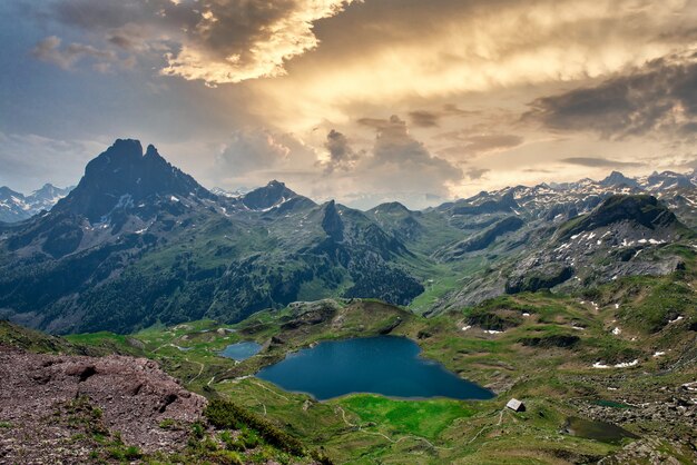 Vista del pic du midi ossau e del lago ayous nei pirenei francesi