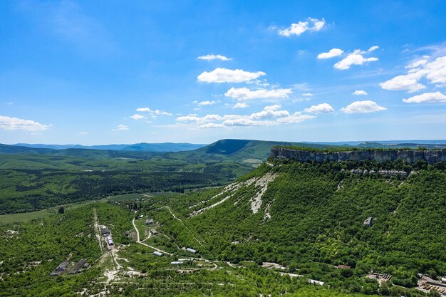 2021년 5월 크림 러시아의 여름 테페케르멘(TepeKermen) 동굴 마을에서 그림 같은 크림 산의 전망