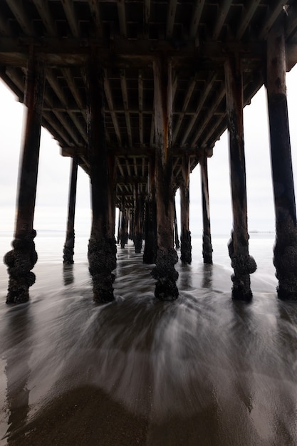 Вид под пирсом с пляжа Авила, Калифорния