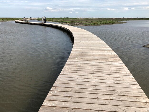 Foto vista del molo sul fiume contro il cielo