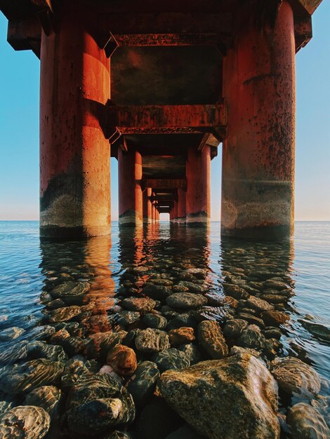 Foto vista del molo sul mare