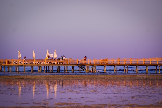 Foto vista del molo sul mare