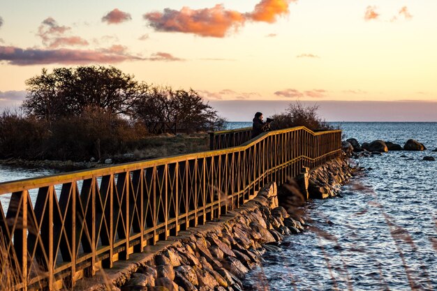 Photo view of pier at sunset