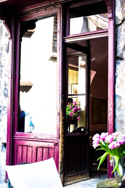 Foto vista dalla finestra della casa rosa