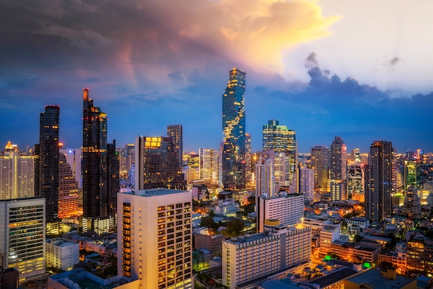 Photo view point from hotel rooftop from bangkok city with bar and twin tower background, thailand