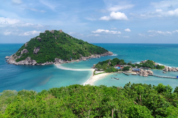 Смотровая площадка с вершины горы, вид на пляж, море и природу острова Нангюань, место для туристов в Сураттани, Таиланд.