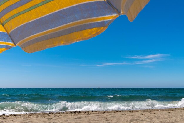 海に面した傘の下の視点