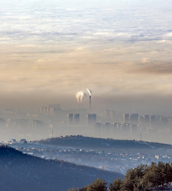 Foto vista della città sporca inquinata nel fumo in inverno