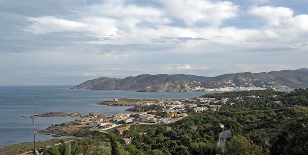 スペイン、カタルーニャ、ジローナ県、コスタブラバのポートデラセルバとキャップデクレウスの眺め