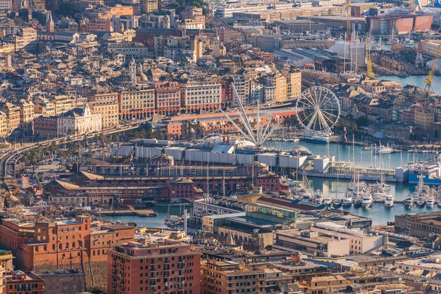 Veduta del porto di genova, uno dei più importanti del mediterraneo