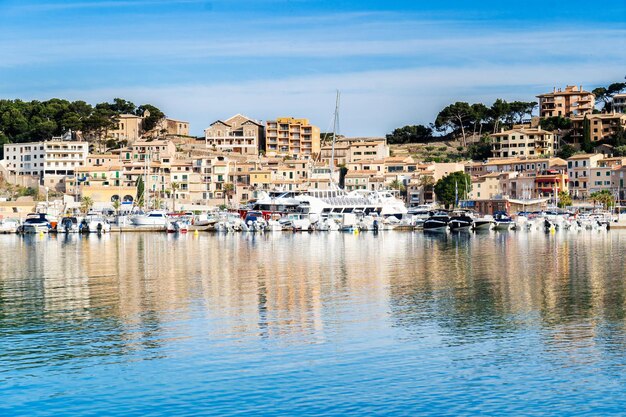 Photo view of port soller harbour with ships mallorca island