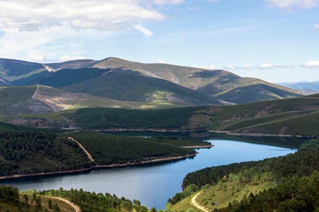 Photo view of the portas reservoir and the invernadero natural park in the background galicia spain