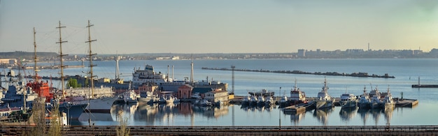 Вид на Практическую гавань в Одессе, Украина, солнечным весенним утром