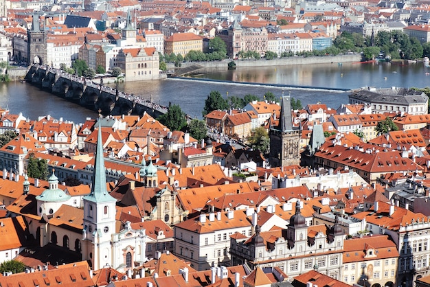 블타바 강(Vltava river) 위에 카를교(Charles Bridge)가 있는 역사적인 프라하(Prague) 도심의 전망. 체코 공화국