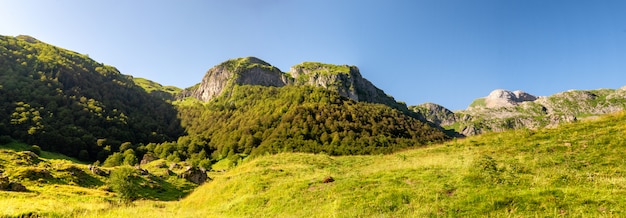 Foto vista delle montagne dei pirenei con cielo blu