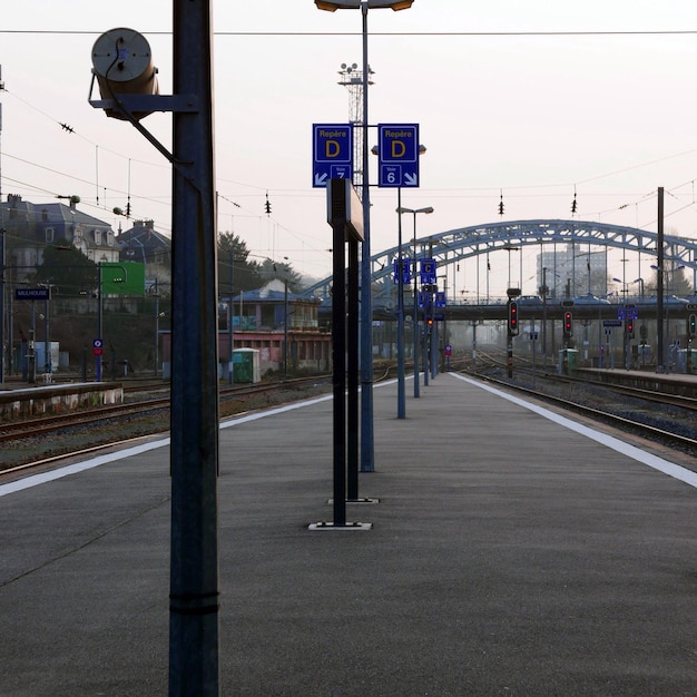 Foto vista della piattaforma della stazione ferroviaria contro il cielo