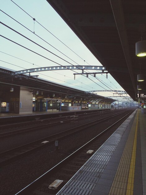 夕暮れの鉄道駅のプラットフォームの景色