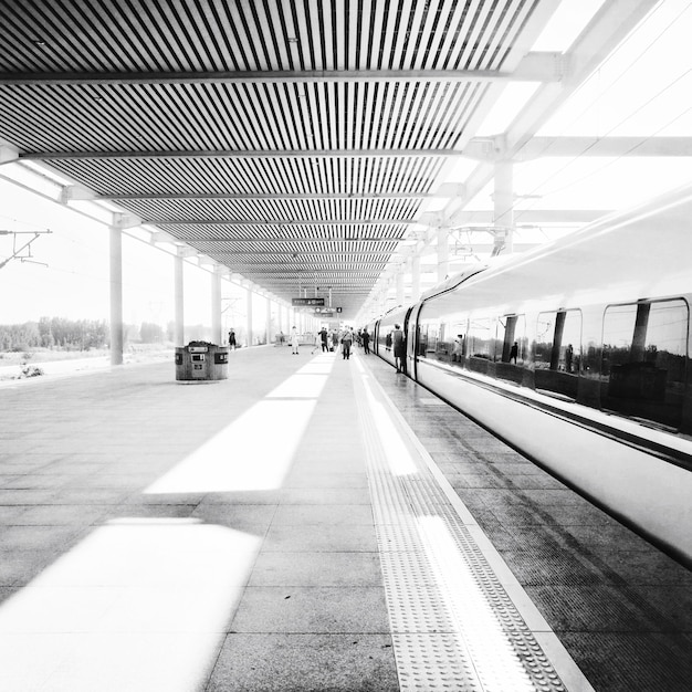 Foto vista della piattaforma della stazione ferroviaria