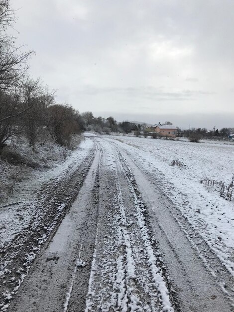 冬の空に照らされた鉄道線路の景色