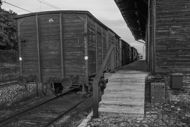 空に照らされた鉄道線路の景色