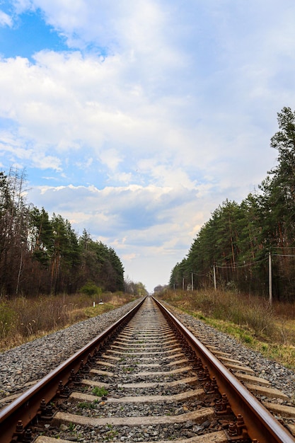 Foto vista dei binari ferroviari contro il cielo