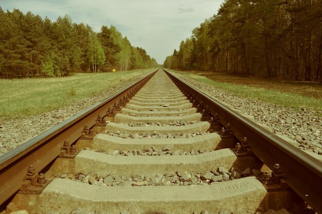 Photo view of railroad tracks against sky