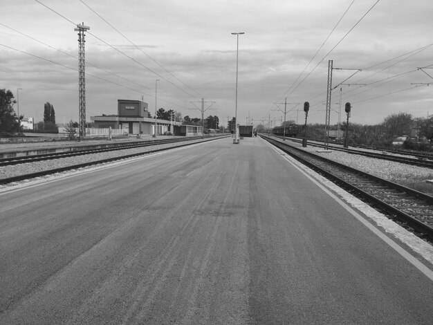 空に照らされた鉄道線路の景色