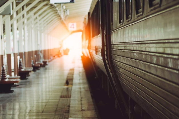 Foto vista dei binari ferroviari al tramonto