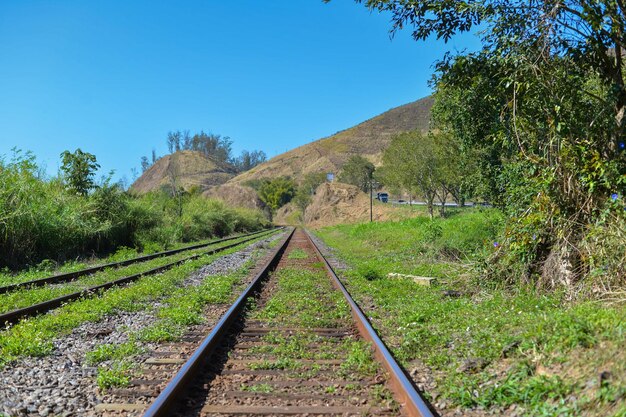 Foto vista della ferrovia nella zona rurale