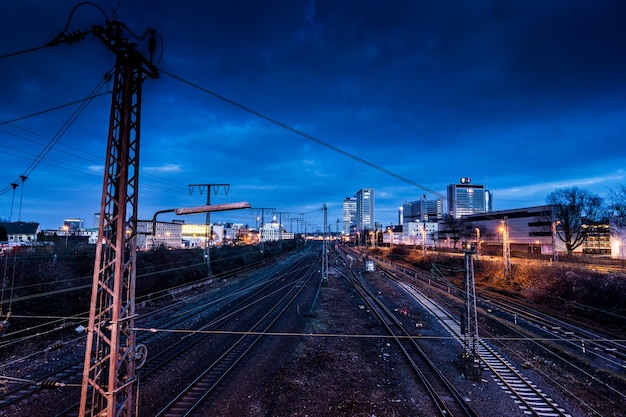 Foto vista dei binari ferroviari contro il cielo