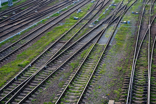 Foto vista dei binari ferroviari a san pietroburgo russia