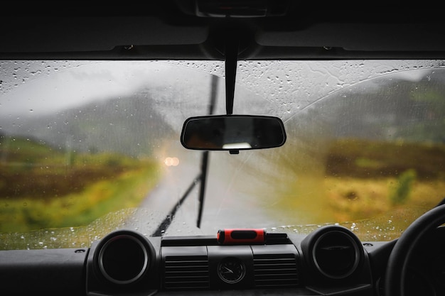 車内からの雨の日の眺め