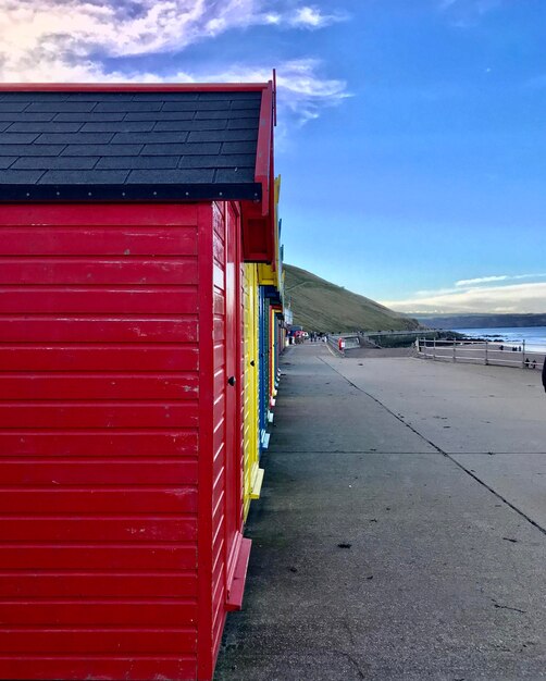 Foto vista dell'edificio rosso contro il cielo