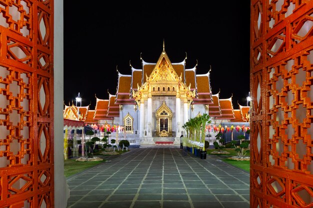 Photo view of red gates of benchamabophit temple in bangkok