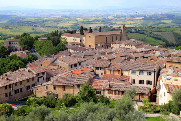 Foto la vista sui tetti di piastrelle rosse delle case di san gimignano, in italia